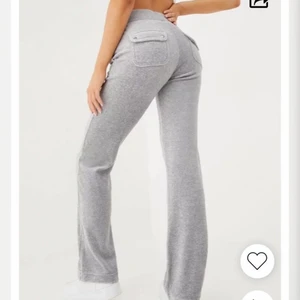 Juciy couture byxor! - Säljer mina juciy couture byxor i strl s! Bra skick på byxorna och använda få gånger💕 inköpta för 999kr säljer för 500