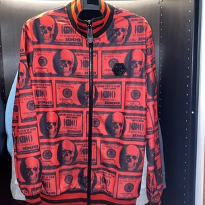 Philipp Plein tröja  - Storlek Medium passar S oxå nypris ca 9000kr skick 9/10 som ny prisslapp finns kvar limited edition köpt på NK Stockholm 