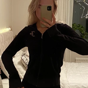 Juicy couture hoodie - Rensar garderoben och säljer nu min älskade juicy hoodie för att göra plats för annat. Trycket både fram och bak är relativt slitna och nån diamant på trycket bak har ramlat av men det är inget som märks i det stora hela, därav priset🥰