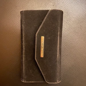 iPhone 11 PRO max fodral - Säljer nu ett fodral till iPhone 11 PRO max. Det är ett ideal of sweden skal som har utgått ur sortimentet. Materialet är sammet. De har för de mesta legat i en låda☺️