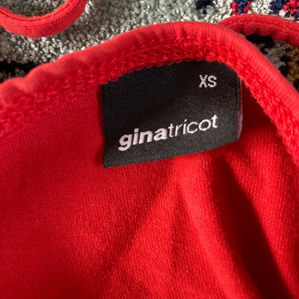 Säljer två Gina tricot linnen. Ett rött och ett svart, båda i väldigt bra skick. Dom är i storleken xs. Nypris 99 kr för en. Jag säljer en för 50 eller båda för 80.         Köparen står för frakt! . Toppar.