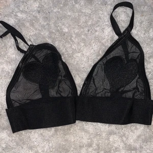 TOPP - Superfin topp i strl. XS från bikbok med glitterhjärtan! Perfekt under tex. en mesh-tröja! Endast testade men för liten runt om på mig som är en S/M. Passar A/B, kanske C kupa. Eventuell frakt betalas av köparen! 