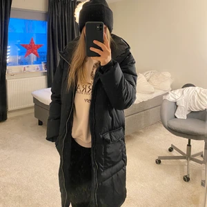 Jacka från Nelly - En jättefin lång jacka från nelly i storlek 34. Den är varm och bra nu till vintern. Den är köpt för 999kr och den är bara använd max 5 gånger, jättefint skick och som ny! 