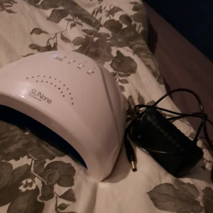 Uv/led lampa  - Hejsan! Jag säljer en uv/led lampa, man kan välja mellan 24 och 48W. Den har en timer funktion. 300 kronor inklusive spårbar frakt.  