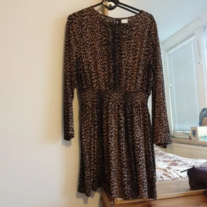 Klänning leopard  - Fin leopard klänning från H&M. Storlek 40. Kan skickas annars finns i Malmö💌