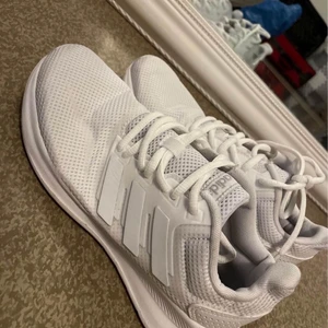 Adidas - Endast testad. Finns i Kristinehamn, kan skickas mot att köparen står för frakten.