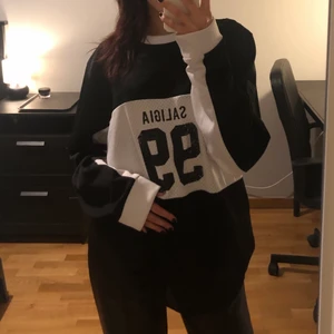 Tröja med tryck - Tröjan är svart/vit och har nummer 99 tryckt på sig. Plagget är oversized (jag är 175 cm lång). Har aldrig använts. Ingen retur. Alla plagg som säljs tvättas noga innan leverans! Det är bara att skriva om du har några frågor! <3