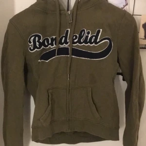 Zip Hoodie bondelid  - Grön Zip Hoodie från bondelid, knappt använd dock än liten fläck, skriv privat vid intresse st S 100kr + frakt