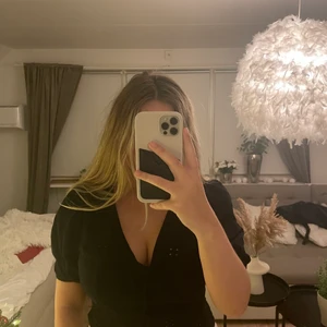 Svart topp - Svart topp med puffärmar och hål som detaljer. Storlek Xs. Köpt på H&M.