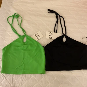 Två toppar från Zara Strolek S i båda. - Säljer mina två jättefina toppar från Zara med prislapp kvar på båda. Storlek S. Båda för 178 eller 1 för 89kr då dom är köpta för 89kr styck. Köparen står för frakten.
