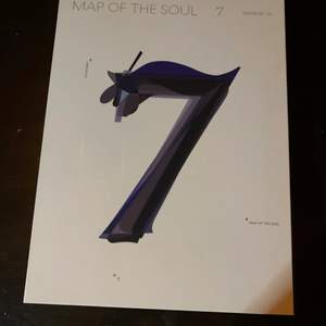 Säljer mitt MAP OF THE SOUL 7 bts album i version 2, allt innehåll är kvar så man får med sig alla bilder och sånt som när jag köpte den. Priset är inte hugget i sten
