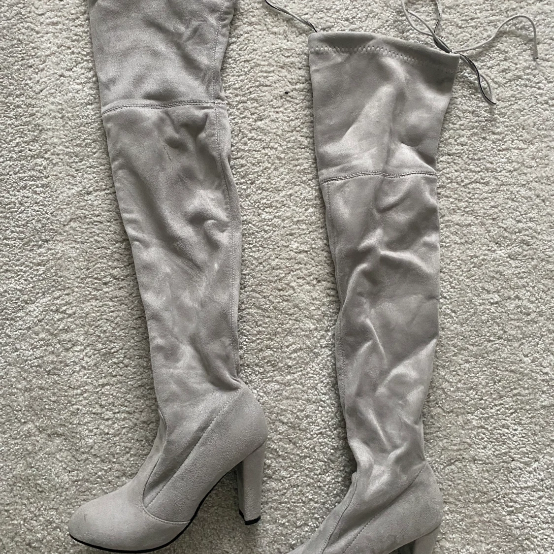 Gråa sammet stövlar