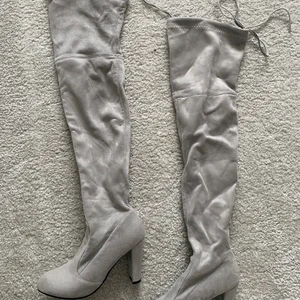 Gråa sammet stövlar  - Gråa sammet stövlar i storlek 36. 