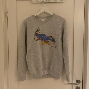 Sweatshirt grå med tryck - Hej säljer nu denna sweatshirt som jag köpt från en kille som tryckt egna trryck i london. Dm om frågor😀