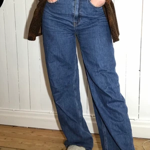 Vida jeans, passar långa!! - Högmidjade! Väldigt långa på mig som är 161, så skulle tippa på att de passar er som är över 170/175! 🥰 Tyvärr har det råkat bli en liten fläck på ena benet. Inget som syns (syns ej på första bilden ens) men har gått ner lite i pris pga detta!