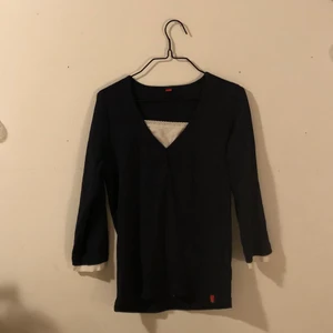 tröja - tröja köpt second hand i gott skick, stretchigt material, aldrig använd av mig. gav mig väldigt mycket twilight-vibes 🥳 säljs då den tyvärr inte kommer till anledning :(