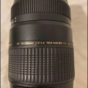 Kamera objektiv - Tamron 70-300mm macro med motljusskydd!! Kan mötas upp i Sthlm, priset kan diskuteras vid snabb affär! Vid intresse av mer bilder är det bara att skriva så skickar jag 🥰💕