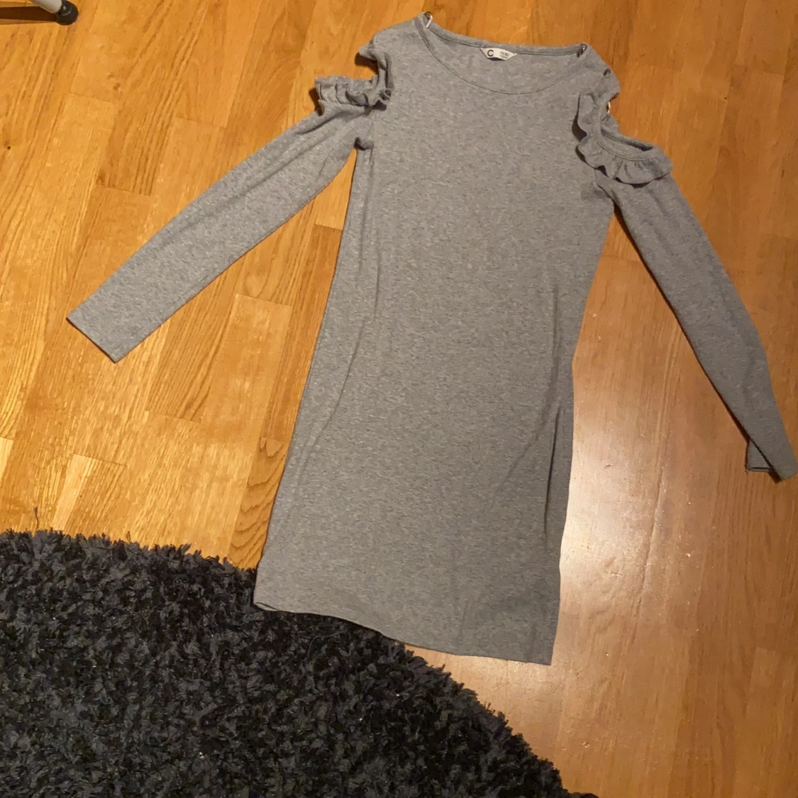 Grå klänning använd ungefär 3 gånger