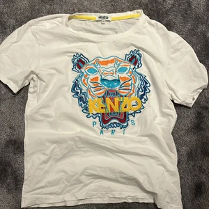 Kenzo T-shirt - Storlek M men passar S. Använd hyfsat mycket och är lite sliten därav priset. Självklart äkta.