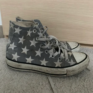 Converse - Säljer mina ascoola converse då jag knappt använder dom längre. Inköpta för 3 år sedan. Strl 36 men skulle även säga att de passar en 37:a. Varsamt använda, lite smutsiga på sulan men de går bort med vatten. 