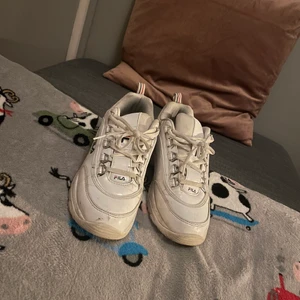 Fila skor - Ett par vita fila skor. Det är lite smuts här och där men annars är de i bra skick!☺️💓125 (kan diskuteras)+ frakt✨