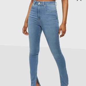 Jeans med slits - Knappt använda, endast använda 3 gånger. Storlek 36, superstrechiga så passar en 38 också