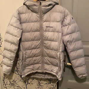 Peak performance jacka dam M - Hej säljer nu min helt oanvända peak performance jacka som är väldigt varm som en vinterjacka. Säljer den pågrund av att den var för stor för mig och vill att någon annan ska kunna ta del av den. Det är en M men den känns lite större. Finns inga hål då den är helt oanvänd. Kontakta mig vid fler bilder och information☺️