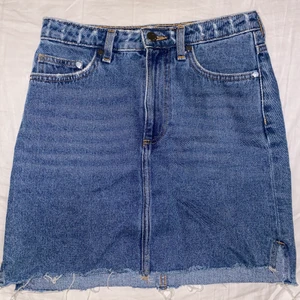 Jeans kjol Denim  - Säljer min underbara jeanskjol som är i nyskick som tyvärr är för liten på mig. Storlek S, denim❤️  Skriv vid frågor/ bilder eller intresse ❤️
