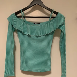 Grön och vit tröja från Gina Tricot - En skön grön och vit tröja från Gina Tricot i storleken XS. Rätt så stretchig ✨