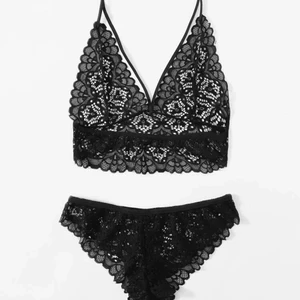 Svart spets underklädes set - Supergulligt underklädes set, storlek S, var tyvärr för stort för mig som vanligtvis har xxs-xs. Toppen är använd en gång, underdelen är såklart helt oanvänd!😊 Gratis frakt!