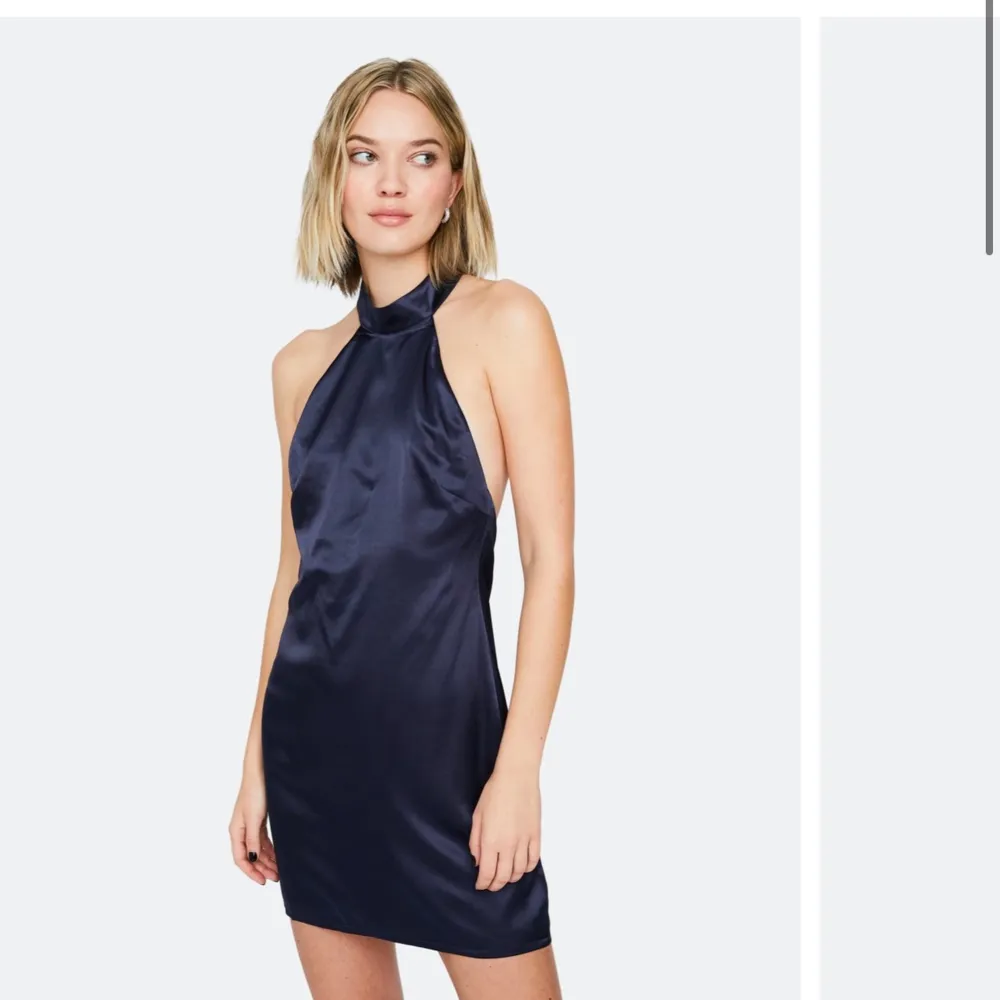 Säljer denna jättefina festklänningen från Bikbok i satin och i en super fin mörkblå färg, perfekt till nyår. Den är så så fin men har endast kommit till användning en gång och därför säljer jag nu den. Mekot.