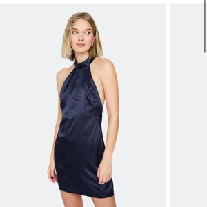 Festklänning - Säljer denna jättefina festklänningen från Bikbok i satin och i en super fin mörkblå färg, perfekt till nyår. Den är så så fin men har endast kommit till användning en gång och därför säljer jag nu den