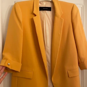 Zara & H&M - Kavaj från Zara. Storlek M - använd en gång - 80 kr / en vit blus från ginatricot storlek 36 - 30 kr - En blus från H&M storlek 36- Aldrig använda - 30 kr - 50 kr för båda blusarna