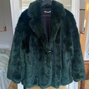 Pälsjacka MANGO (S-L) - Skitsnygg grön pälsjacka från mango i storlek L men har passat mig både när jag varit en S och en M och även gravid så typ L runt magen😂 Den är oversized på en S och M skulle jag säga och mer ”normal” på en L. Kan skicka fler bilder om den vill ses på. Har fickor och ett silvrigt metallspänne att knäppa jackan med! Kan tänka mig att gå ner i pris vid snabb affär🌟