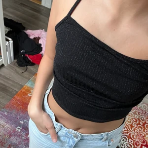 Glittrigt linne - Ett glittrigt linne i storlek S från bikbok. Kommer inte till användning. Bra skick!