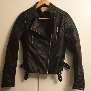 Voyelles - Skin jacka 