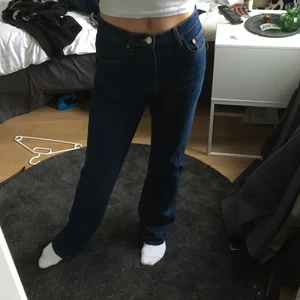 Flare straight jeans zara - Supersnygga straight/flare jeans från Zara, använda en gång!!