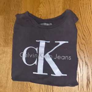 Calvin Klein stl M - Jätte skön Calvin Klein tröja en fläck längst ner på tröjan
