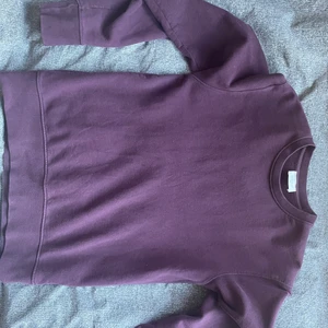 Wood Wood - Vinröd Wood Wood Sweatshirt. Kan fraktas!