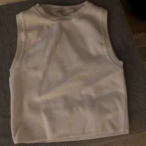 Zara topp - Vill bara bli av med massa kläder så säljer denna vita  toppen från zara🌟💓
