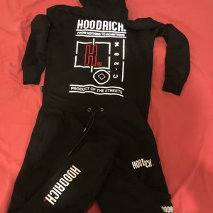  Koftan  M Byxorna M  - Don är Nya och har inte använt dem så mycket!!