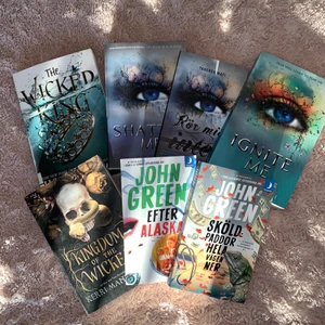 Böcker  - helt nya böcker, har endast läst dem en gång. inga vikta sidor eller skadad bokrygg :)  dessa har varit mycket populära på tiktok på sistone och de är seriöst mina favvo böcker!                                                      the wicked king 80kr ❌ shatter me 80kr ❌ rör mig inte 60kr ❌ ignite me 80kr ❌ kingdom of the wicked 80kr ❌ sköldpaddor hela vägen ner 60kr ✅ efter alaska 60kr ❌