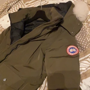 Jacka storlek Xs - Canada Goose jacka vit päls som går och dra av (dragkedja) passar storlek Xs. 1700kr plus frakt 