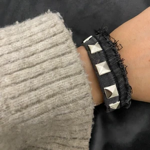 Nitarmband - Fransigt grått nitarmband!💕