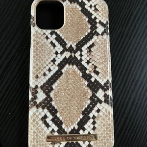 Ideal of sweden iPhone 11  - Super snyggt skal från Ideal of sweden passar iPhone 11. Helt men en liten färglossning längst ner till höger 😊