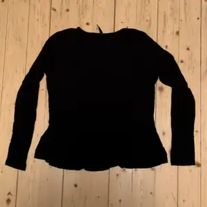 Långärmad svart tröja med volang nertill, köpt på newyorker för några år sedan