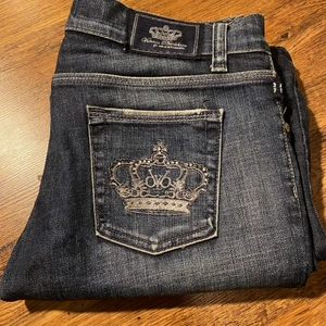 Victoria Beckham - rock repbublic jeans - Säljer dessa Rock & republic de Victoria beckham jeansen.👖👑 Det är några paljetter borta från båda bakfickorna men det är inte någonting jag tycker stör. Sedan är det små slitningar i slutet på benen som man ser på bild. Annars är de i fint skick 🥰  Beninnerlängd: 74 cm. Det är bara att skriva ett meddelande om det är någonting ni undrar. Jag tar swish och postar med spårbart paket. 💖