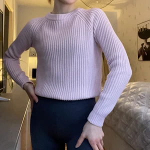 Stickad tröja - En ljusrosa, stickad tröja i bra skick från H&M. Storlek XS. Kostnad = pris+frakt. Vid frågor är det bara att skriva💫