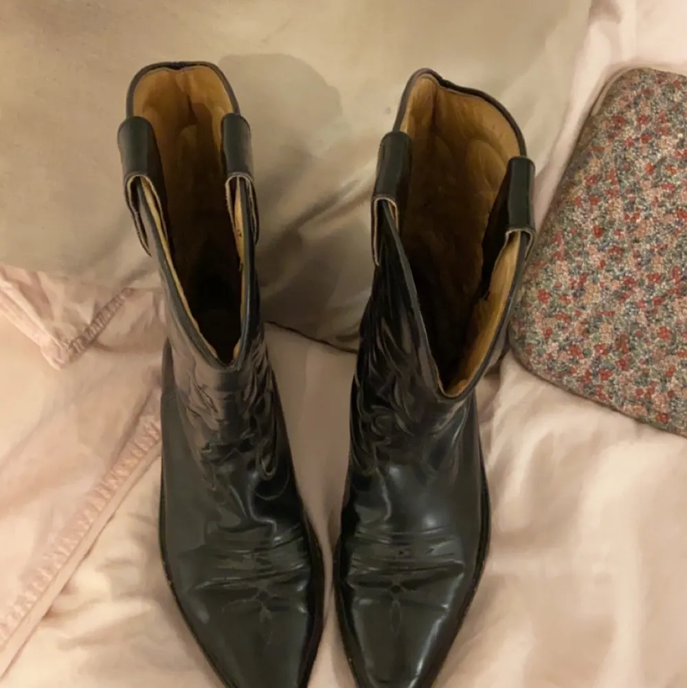 Snygga cowboy boots / stövlar! Köptes på plick men har aldrig använt själv, de känns som nya! Stl 38 men passar även 37🥰 . Skor.