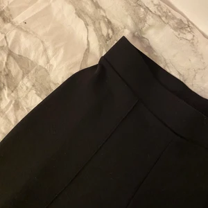 Svarta kostymbyxor  - Helt nya, oanvänd kostymbyxor från Gina. Super fina och trendiga. Tyvärr lite för långa på mig :( säljer därför dom vidare. Svårt att visa hur dom ser ut pga att dom är svarta, men dom har en söm som går längst benen. Nypris 399